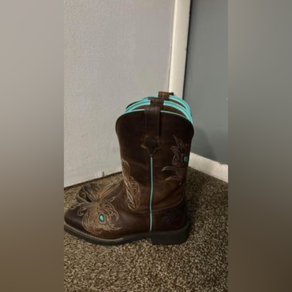 Ariat boots size 7 worn 3 times. Good as new